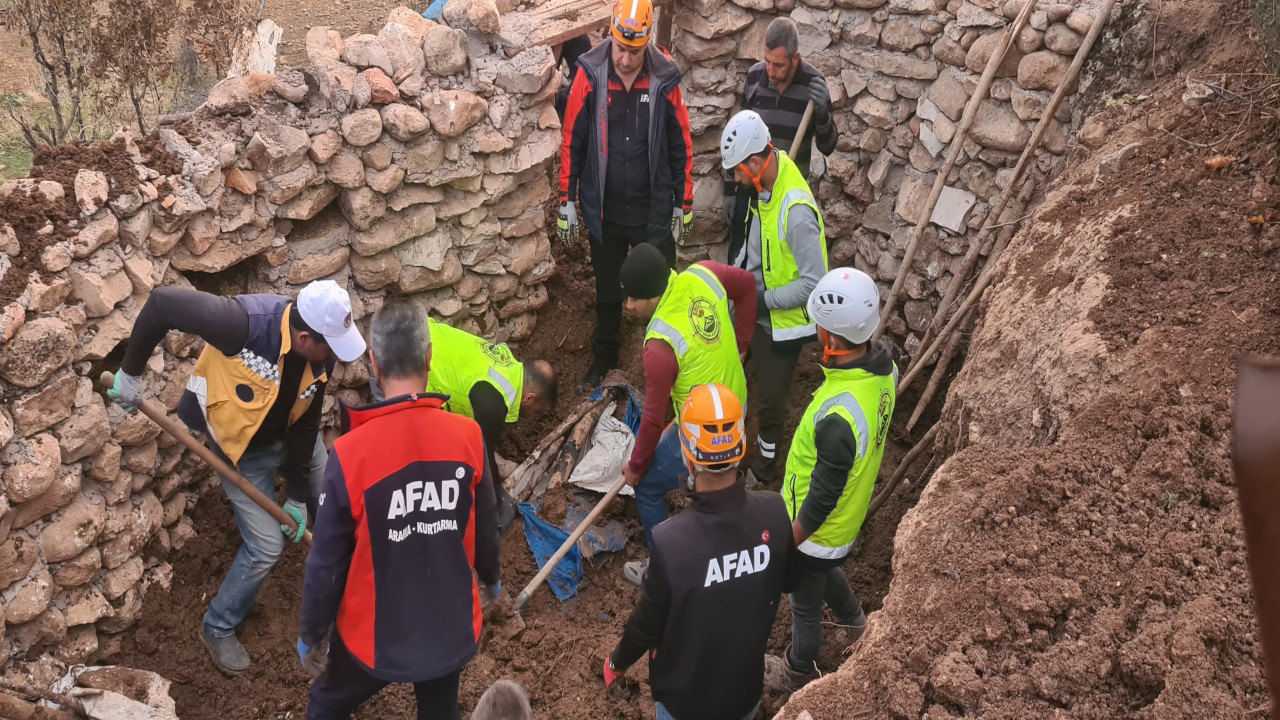 Ağılın tavanı çöktü, 3 hayvan öldü